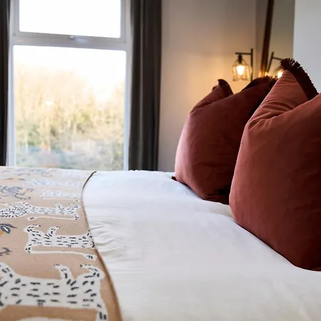 Holiday home Relaxing With Basement Workspace & Golf Course View Manchester