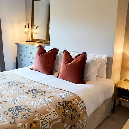 Relaxing With Basement Workspace & Golf Course View Holiday home Manchester