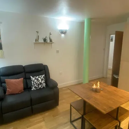 2 Bed Large In Gayvillage Centre * マンチェスター
