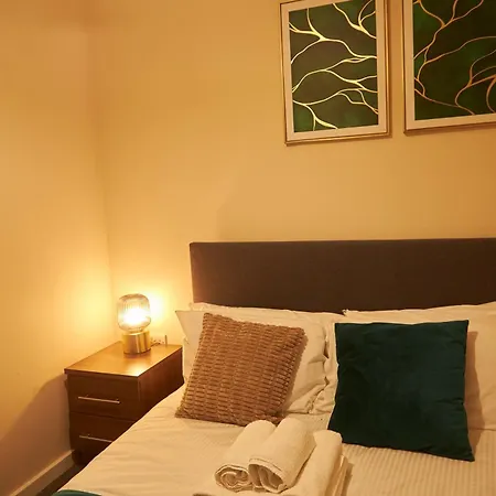 Deluxe And Cozy Two Bedroom With 1 Bathroom And Open Balcony Apartment *