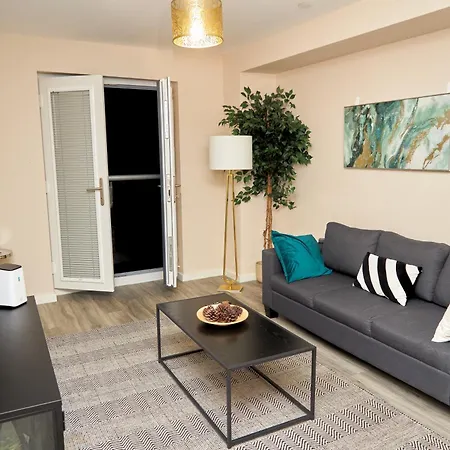 Deluxe And Cozy Two Bedroom With 1 Bathroom And Open Balcony Manchester