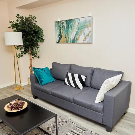 Deluxe And Cozy Two Bedroom With 1 Bathroom And Open Balcony * Manchester