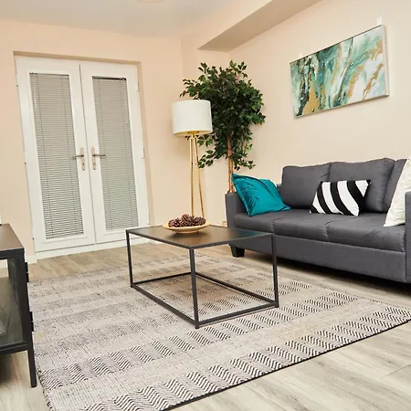 Apartment Deluxe And Cozy Two Bedroom With 1 Bathroom And Open Balcony *