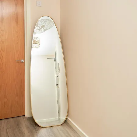Deluxe And Cozy Two Bedroom With 1 Bathroom And Open Balcony * Manchester