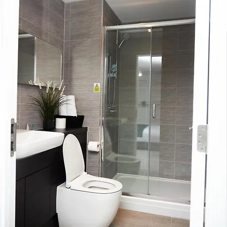 Lejlighed Luxury 2 Bedroom And Bathroom In With Balcony