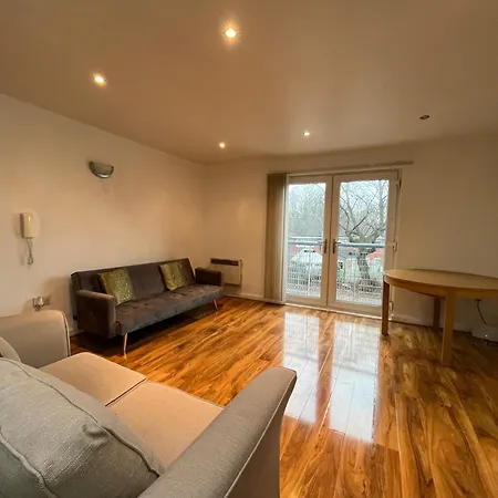 Cosy 2 Bedroom In Apartment