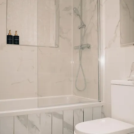 Holiday home Citycharmms- Entire Near Etihad Stadium *