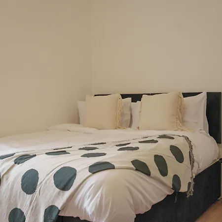 Holiday home Citycharmms- Entire Near Etihad Stadium *