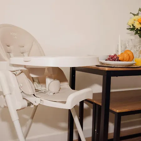 Citycharmms- Entire Near Etihad Stadium Holiday home *