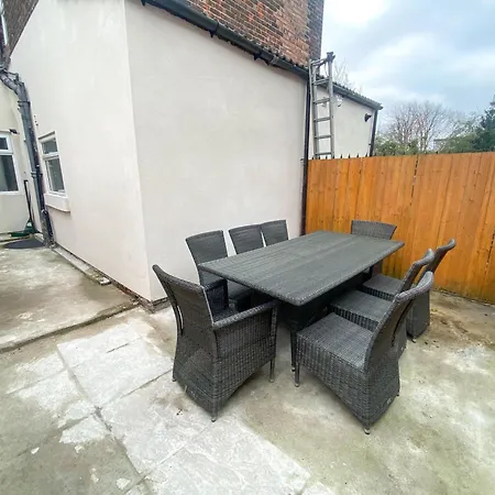 5 Bedroom Luxury Townhouse Near Centre, Sleep 16 Manchester