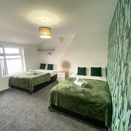 5 Bedroom Luxury Townhouse Near Centre, Sleep 16 * Manchester