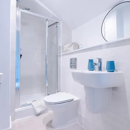 Appartement Stunning 3 Story Home, 3 X King Size Beds, Pool Table, Free Parking X2, Ping Pong