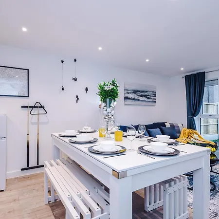 Appartement Stunning 3 Story Home, 3 X King Size Beds, Pool Table, Free Parking X2, Ping Pong Manchester