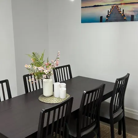 Oasis - Spacious 5 Bedroom House Holiday home *