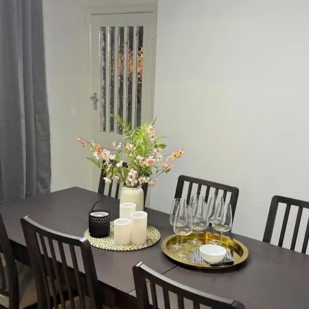 Oasis - Spacious 5 Bedroom House Holiday home *