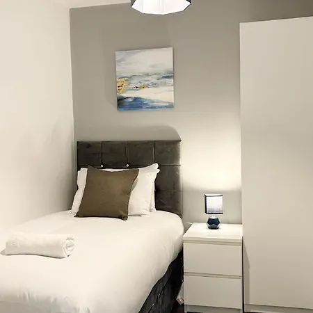 New Near Etihad & Coop Live Semesterbostad