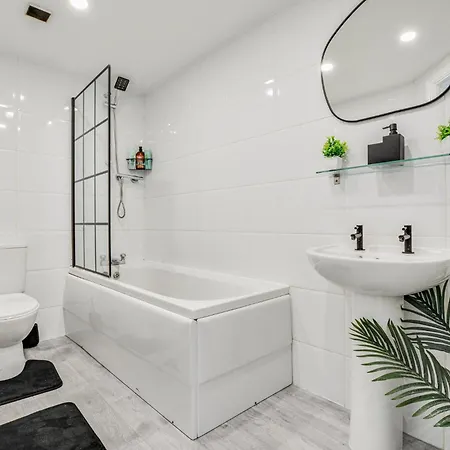 New Stylish Free Parking Sleeps 5 Or 6