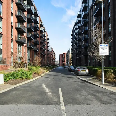 New Stylish Free Parking Sleeps 5 Or 6 Appartement