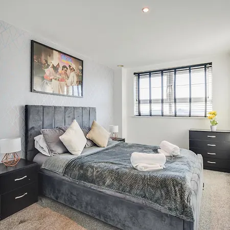 New Stylish Free Parking Sleeps 5 Or 6 Manchester