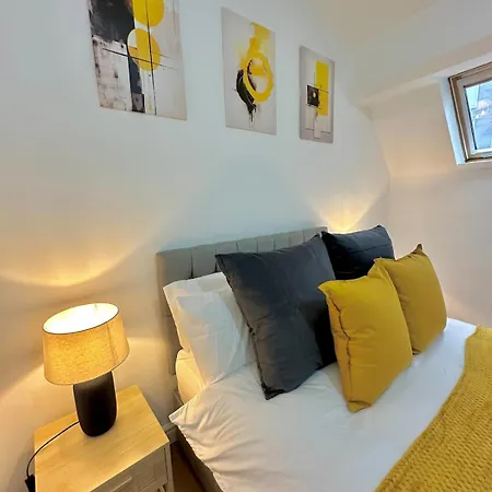 Апартаменты Stylish Old Trafford 2br Apartment, Free Parking, Near Stadium & Centre Манчестер
