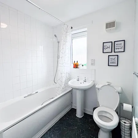 Lokfu Garden By Furnished 3 Bedroom House Free Parking Perfect For Contractors And Families * 曼彻斯特