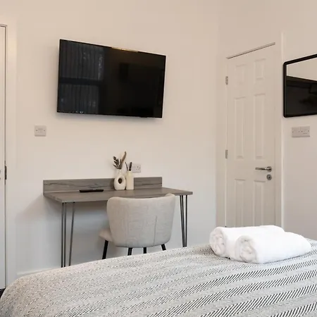 Private Ensuite With Kitchen Access By Irwell *