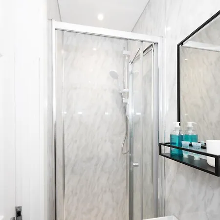 Private Ensuite With Kitchen Access By Irwell