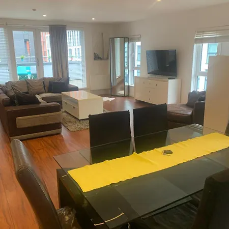 Spacious Penthouse With Parking Manchester