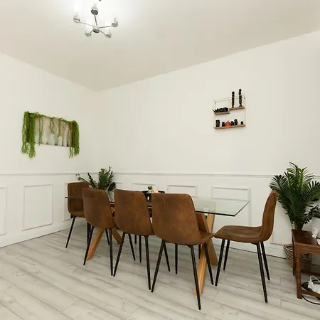 Charming Victorian Retreat 4br House In *