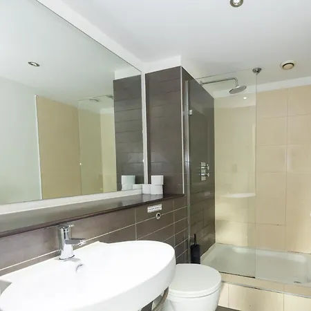 Stylish With Balcony & Views Манчестер