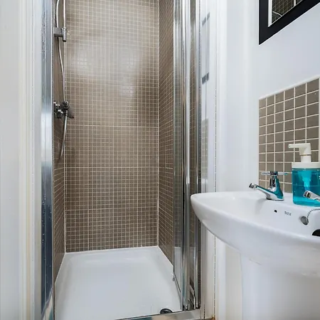 Cosy 4-bed House, Garden, Free Parking & Wifi Apartmán *