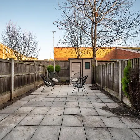 Cosy 4-bed House, Garden, Free Parking & Wifi * Manchester