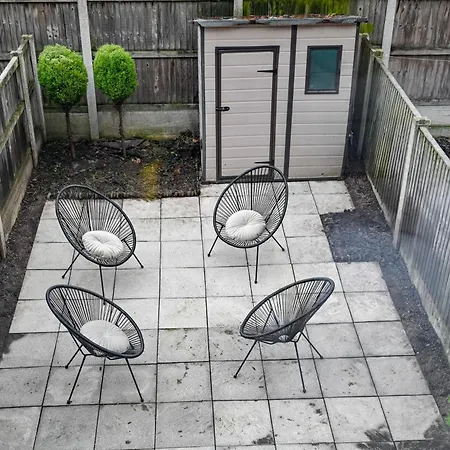 Cosy 4-bed House, Garden, Free Parking & Wifi Appartement