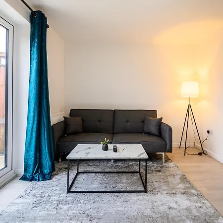 House With Garden, Sleeps 5, Centre Close, Manchester, Free Fast Wi-fi, Free Parking, 55-inch Tv, Self-check In - Contractors! 別荘 *