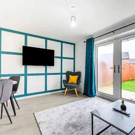 House With Garden, Sleeps 5, Centre Close, Manchester, Free Fast Wi-fi, Free Parking, 55-inch Tv, Self-check In - Contractors! * Μάντσεστερ