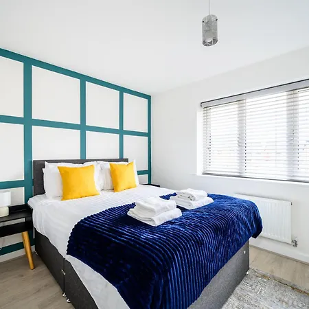 House With Garden, Sleeps 5, Centre Close, Manchester, Free Fast Wi-fi, Free Parking, 55-inch Tv, Self-check In - Contractors!