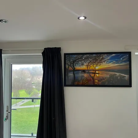 Luxury With Shared Living And Kitchen *