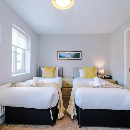 Charming Townhome Retreat, Close To * Manchester