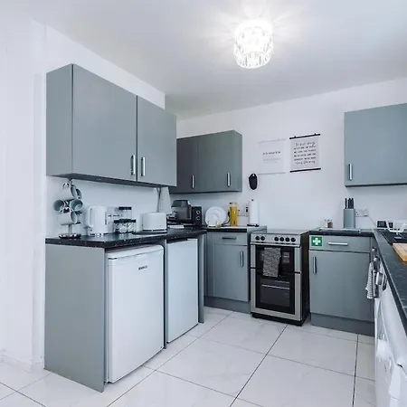 Stunning In Altrincham, Large Driveway, Sleeps 7, Perfect For Groups Appartement