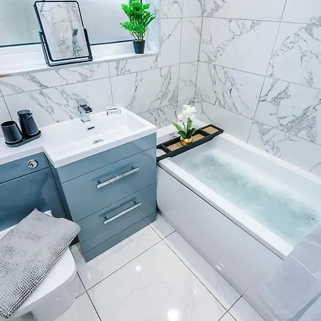 Apartment Stunning In Altrincham, Large Driveway, Sleeps 7, Perfect For Groups *