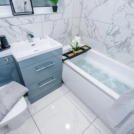 Apartment Stunning In Altrincham, Large Driveway, Sleeps 7, Perfect For Groups