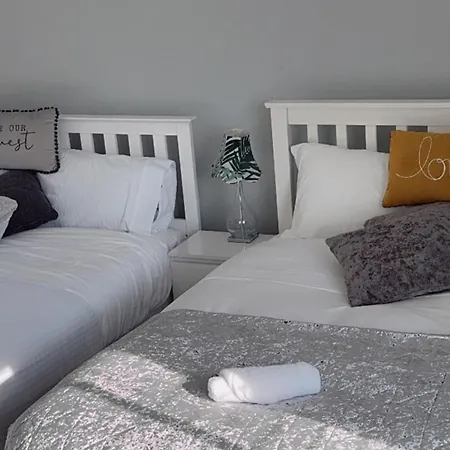 Дом отдыха Tomelle Luxury -5 Beds-near Etihad Stadium- Coop Live-high Speed Wifi & Free Parking