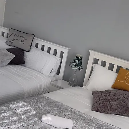 Дом отдыха Tomelle Luxury -5 Beds-near Etihad Stadium- Coop Live-high Speed Wifi & Free Parking *