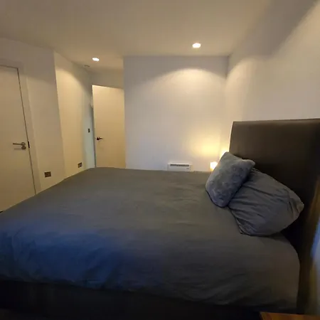 Lovely One Private Bedroom In Shared 2 Bedroom * Manchester