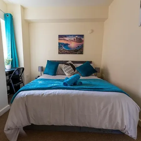 Chic 2Br House W Parking & High-Speed Wifi Apartment Manchester
