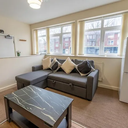 Chic 2Br House W Parking & High-Speed Wifi Apartment Manchester