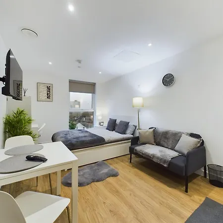 Comfortable In Cheltenham דירה