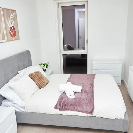 Manc With Balcony شقة مانشستر
