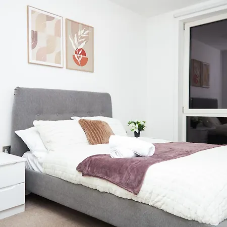 Manc With Balcony Apartment