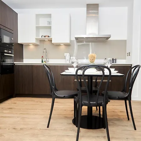 Manc With Balcony Apartment *